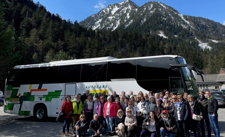 Grup de persones seniors davant un autocar a la muntanya | centre europeu